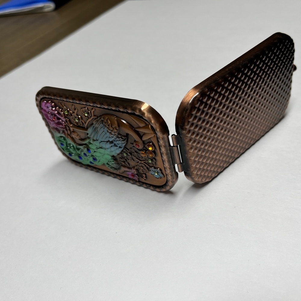 Mirror, double in bronze metal case. Vivid 3D peacock on lid. 2" x 3.5” NIB. - Picture 3 of 12